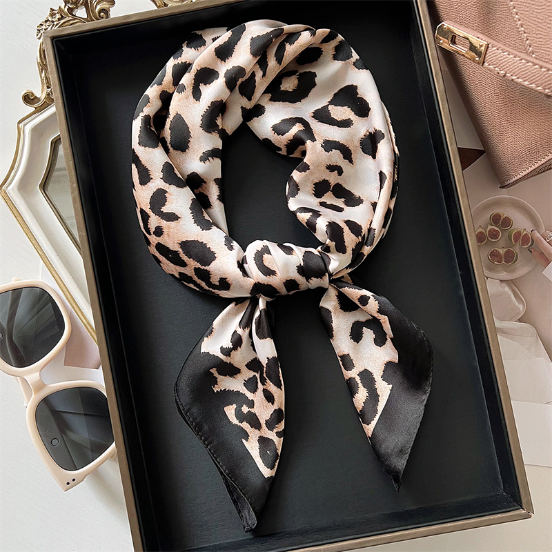 Scarf Silk Square - Syal sutra motif macan tutul mewah