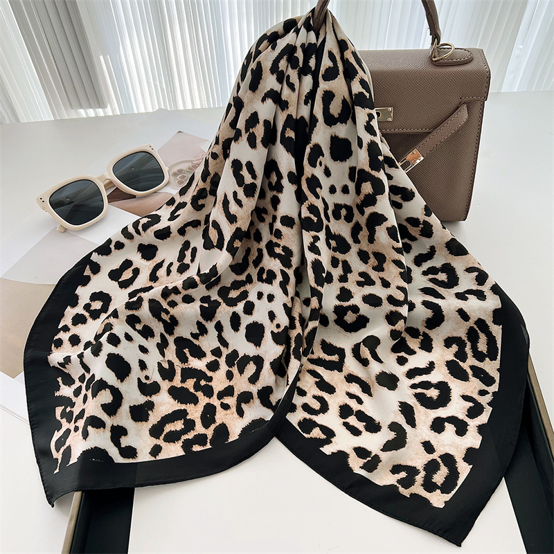 Syal sutra motif macan tutul m - Scarf Silk Square ulasan dan harga