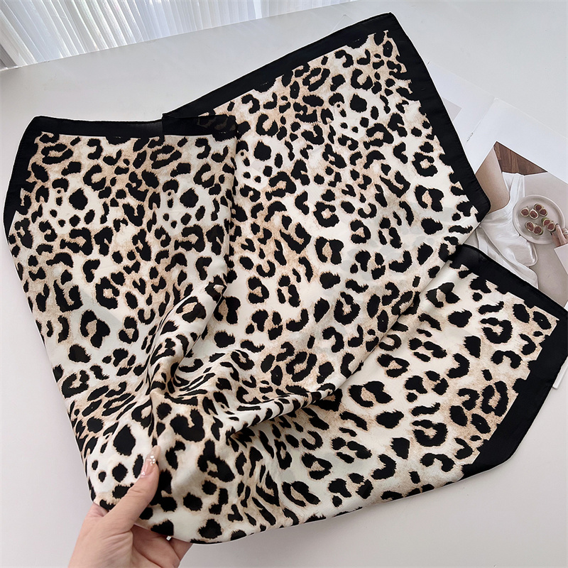 Syal sutra motif macan tutul m - Scarf Silk Square ulasan dan harga